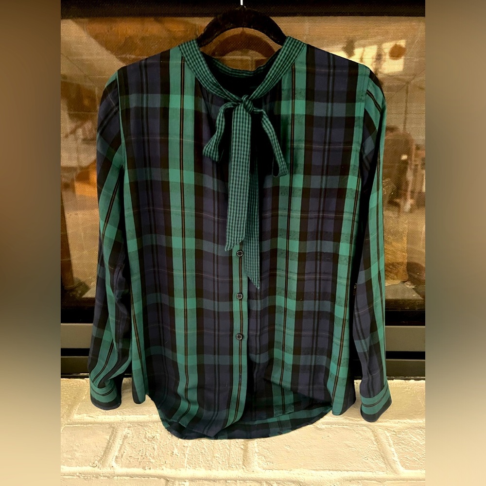 Rails Women’s XS plaid button up blouse. Bow tie detail at collar. Holiday chic.